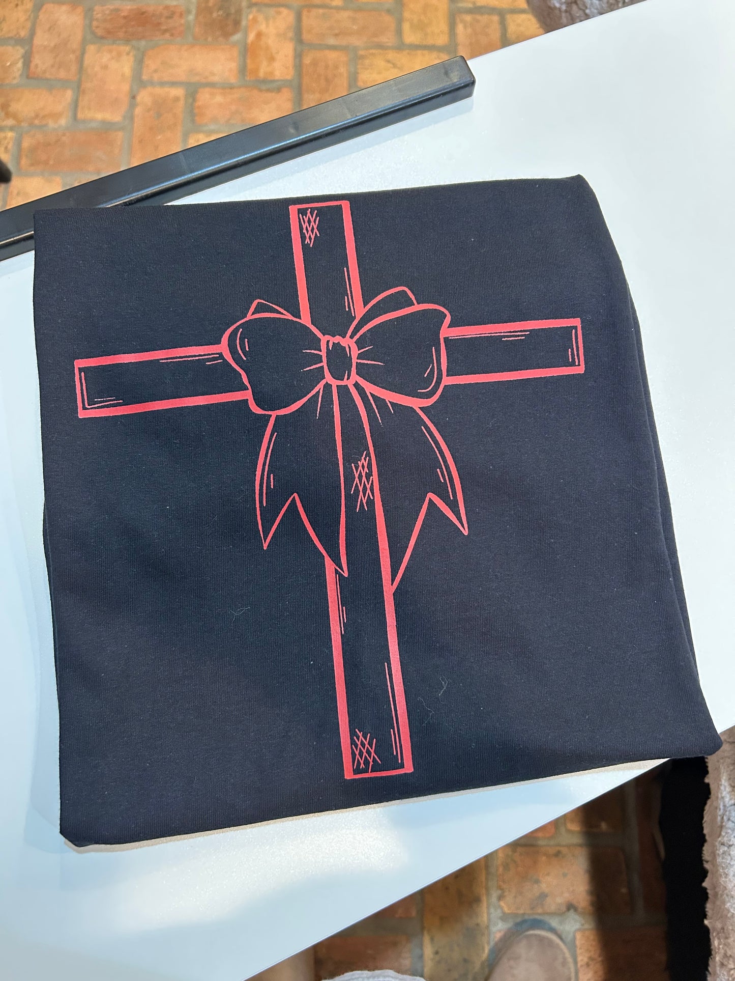 Bow cross graphic tee