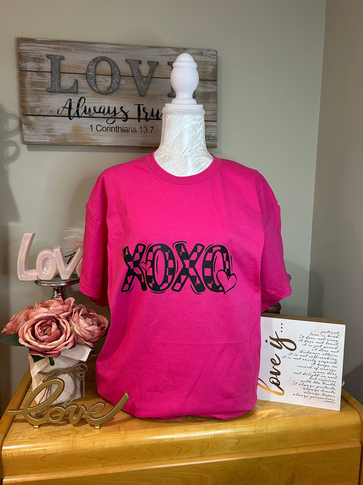 XOXO GRAPHIC TEE