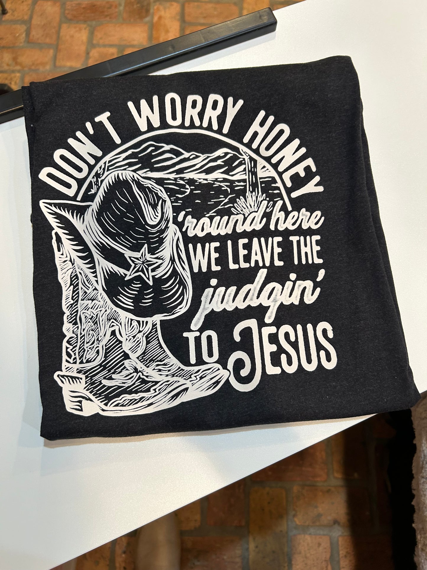 DON’T WORRY HONEY GRAPHIC TEE