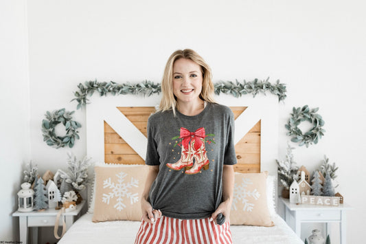 Christmas boots GRAPHIC TEE