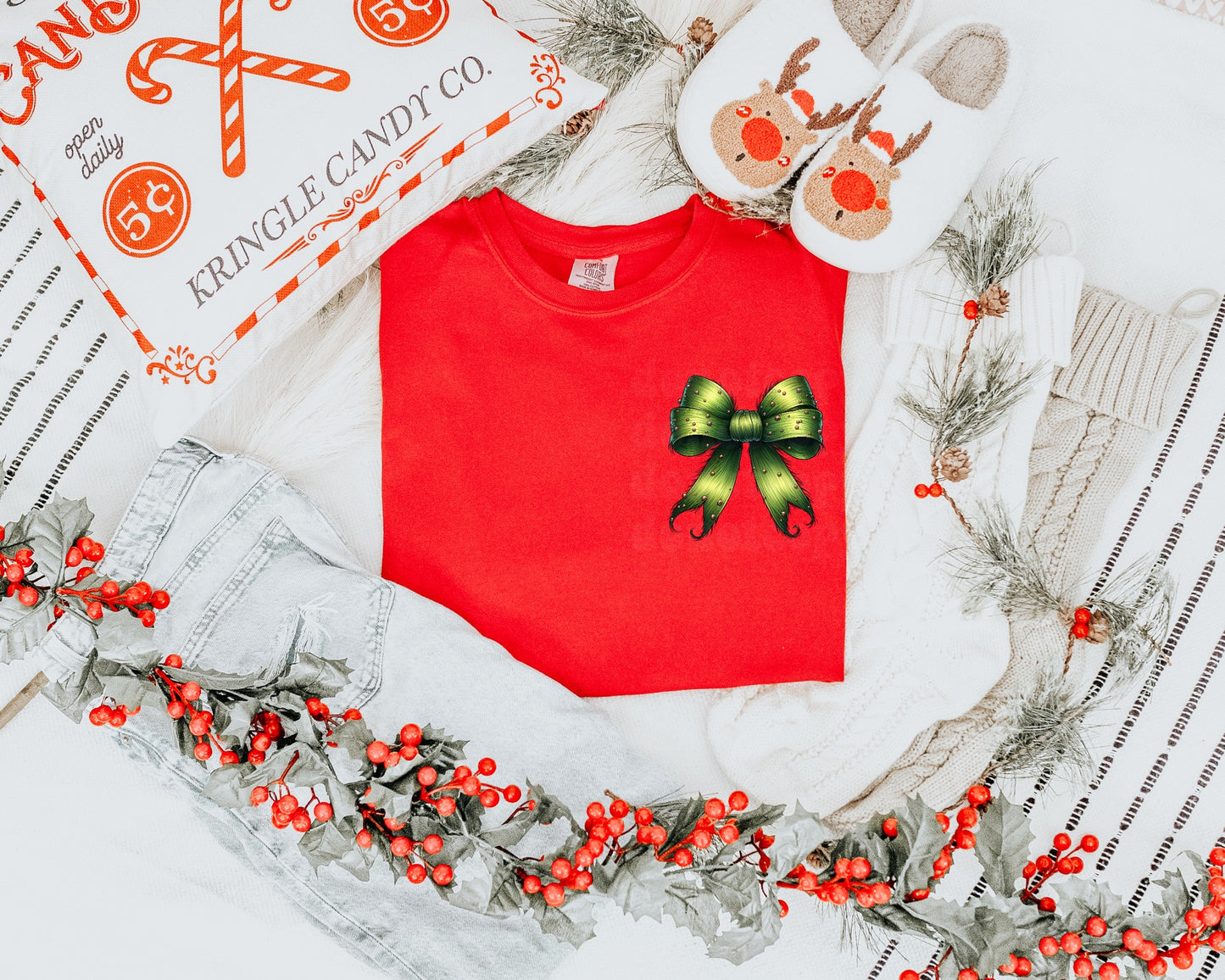 GRINCH BOW POCKET GRAPHIC TEE