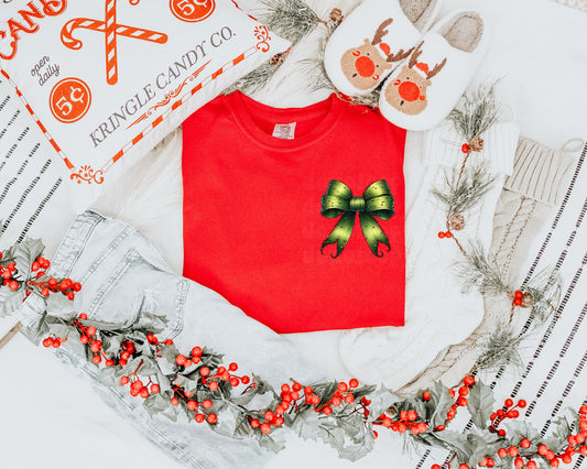 GRINCH BOW POCKET GRAPHIC TEE