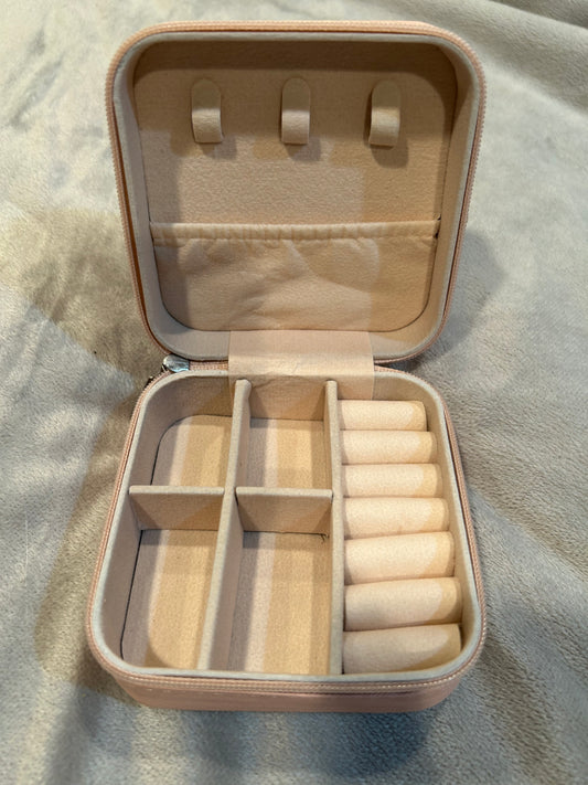 Travel jewelry case