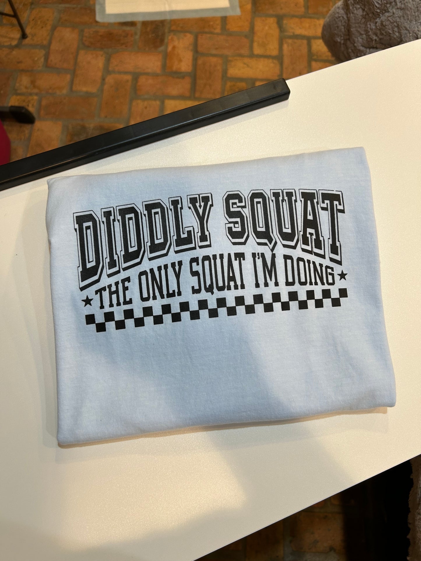 DIDDLY SQUAT GRAPHIC TEE