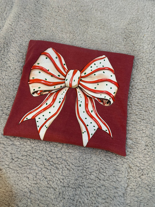 CHRISTMAS TREE CAKE BOW GRAPHIC TEE